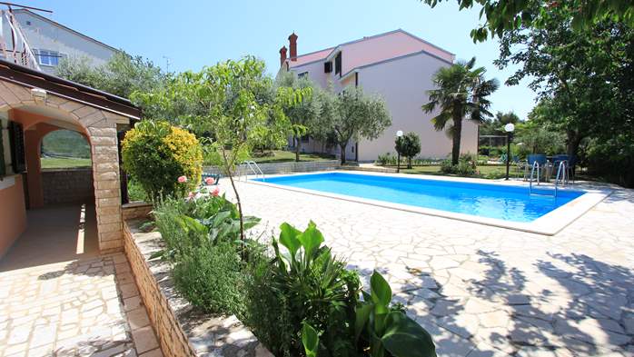 Casa con piscina all'aperto a Pula offre alloggio in appartamenti, 12