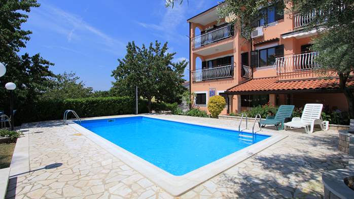 Casa con piscina all'aperto a Pula offre alloggio in appartamenti, 10