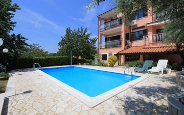 Haus in Pula bietet Unterkunft in Apartments mit Pool