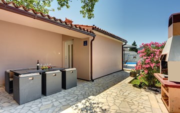 Nice and comfortable holiday home with private pool in Štinjan