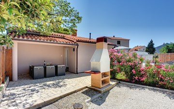 Nice and comfortable holiday home with private pool in Štinjan