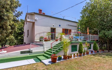 Holiday house with terrace, BBQ and playground for children