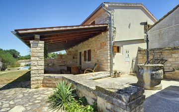 Vila s bazenom i terasom uređena u tradicionalnom istraskom stilu