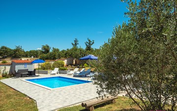 Villa mit Pool, im traditionellen istrischen Stil eingerichtet