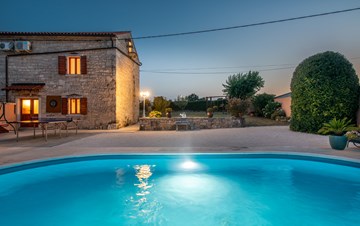 Villa istriana con piscina privata, parco giochi e barbecue