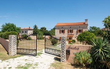 Istrische Villa mit Privater Pool, Kinderspielplatz und Grill