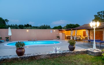 Villa istriana con piscina privata, parco giochi e barbecue