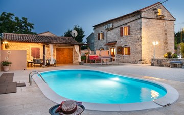 Istrische Villa mit Privater Pool, Kinderspielplatz und Grill