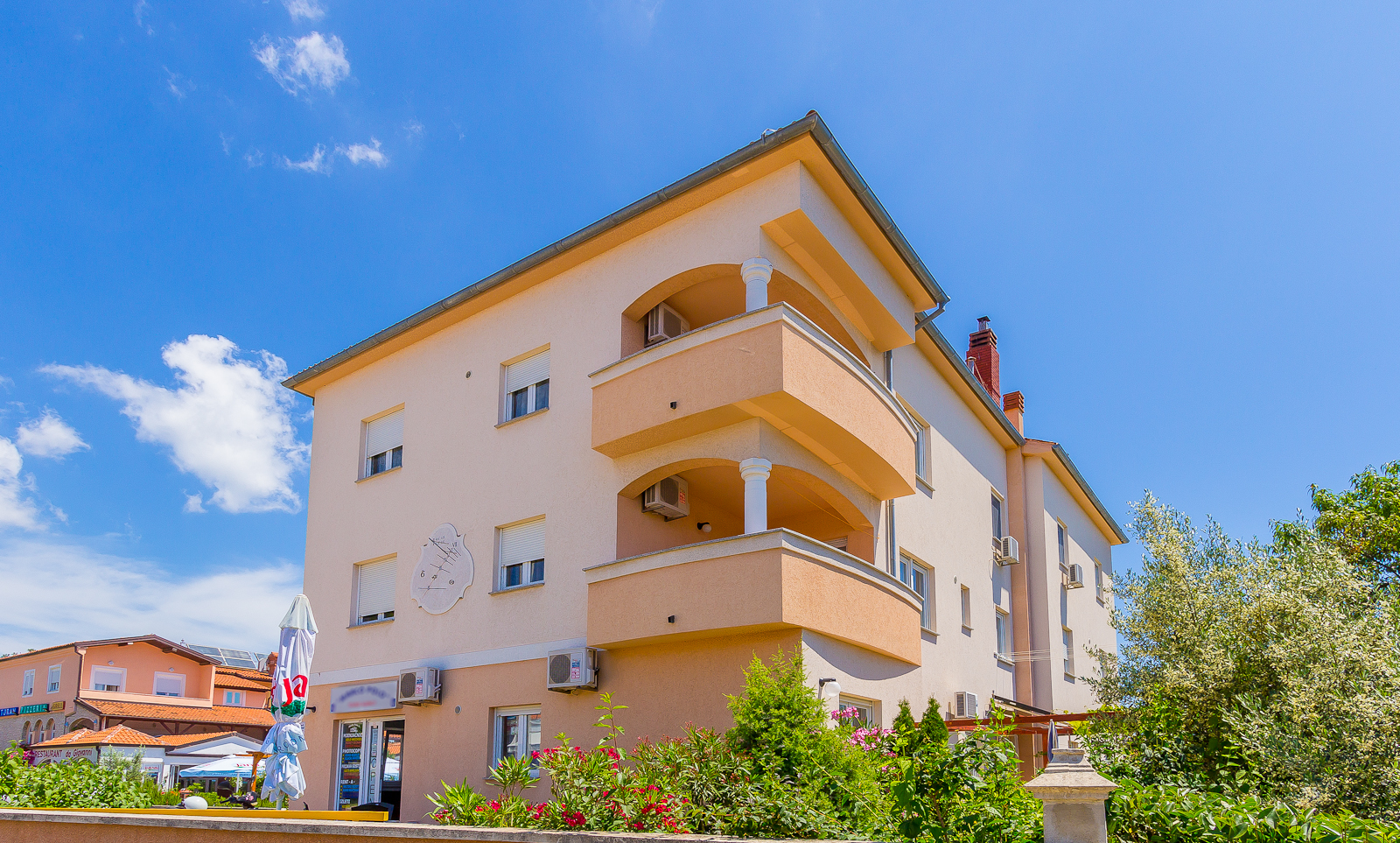 Edificio residenziale offre alloggio in appartamenti climatizzati