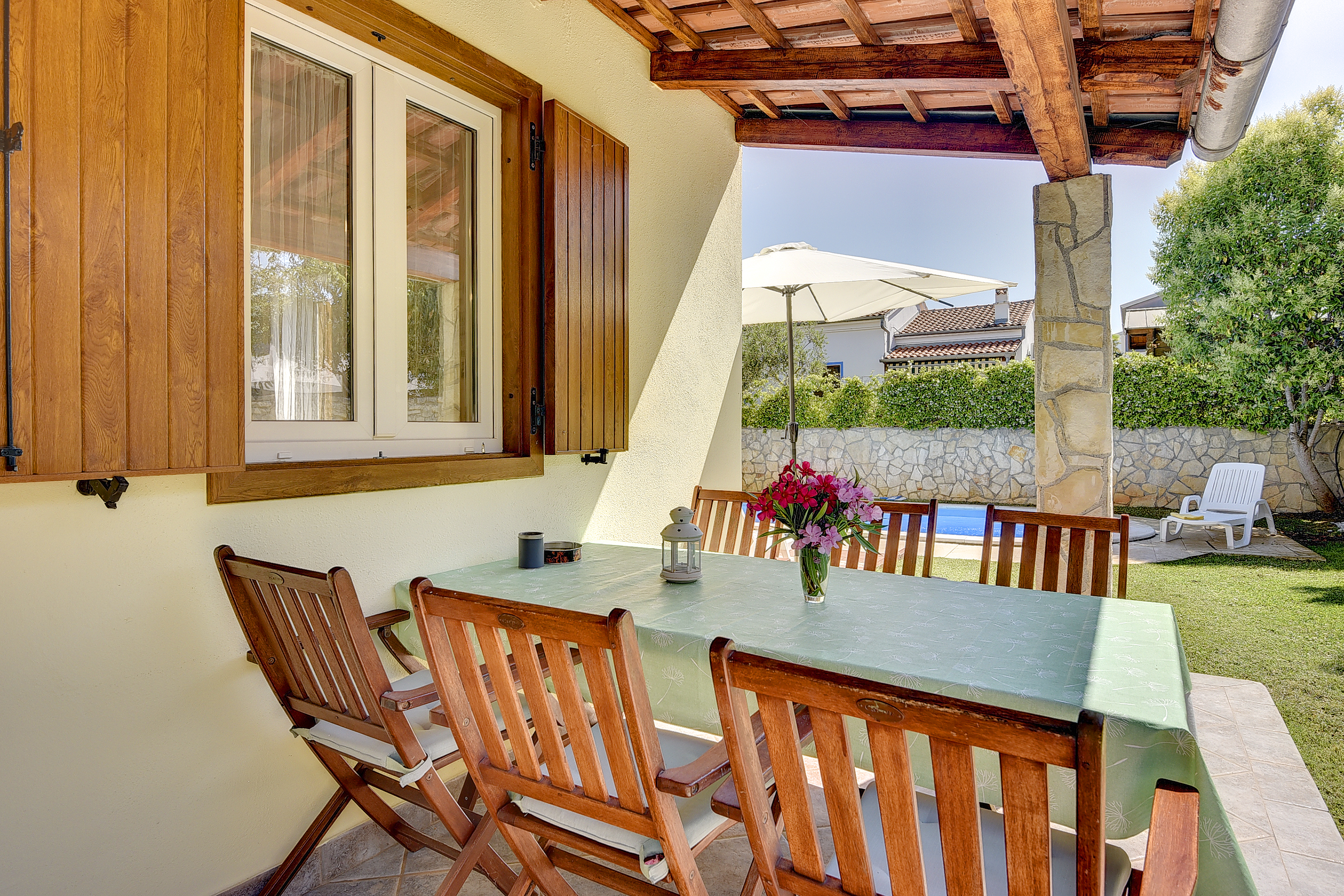 Ferienhaus mit Privatem Pool, Sonnenterrasse und Grill in Banjole