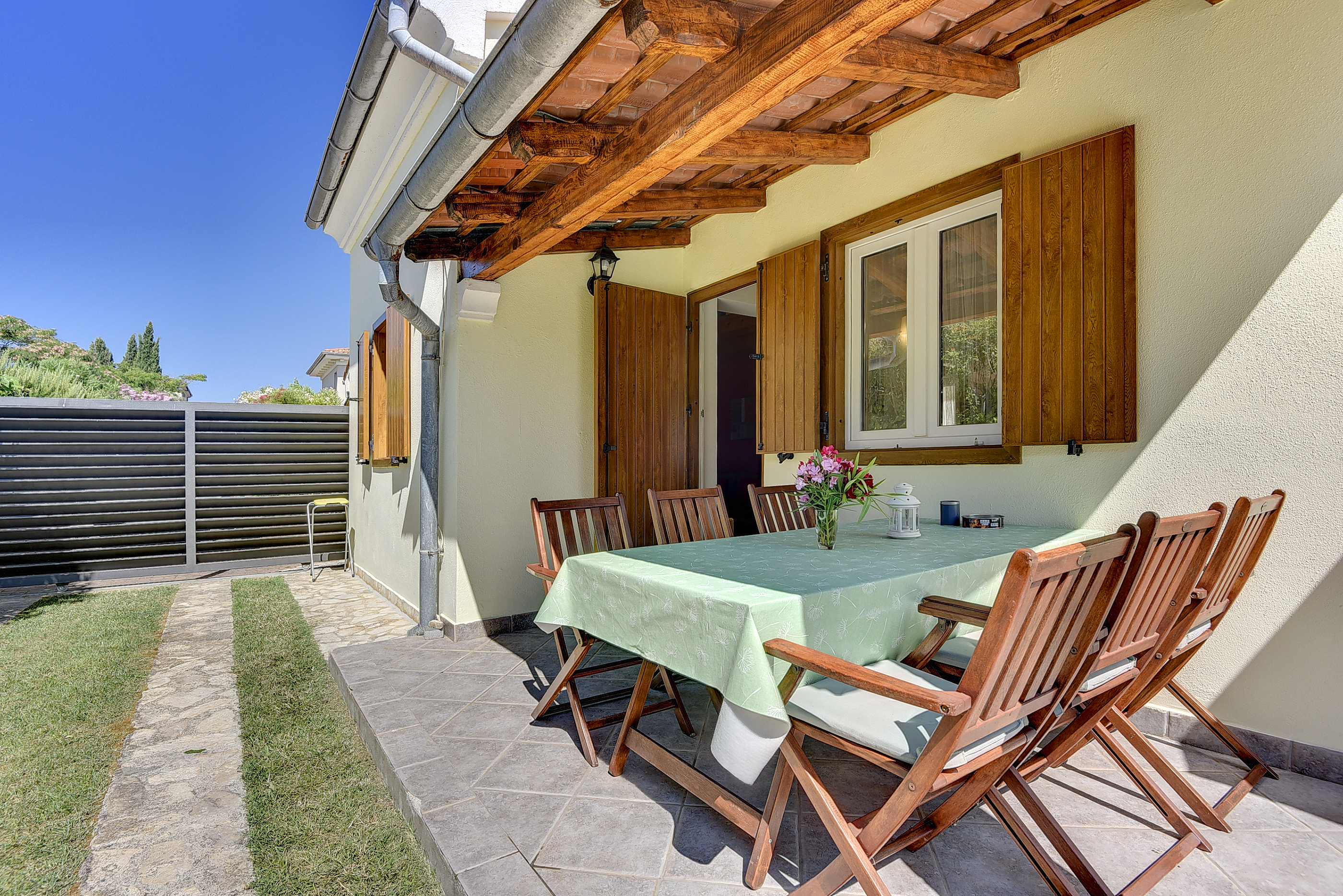 Ferienhaus mit Privatem Pool, Sonnenterrasse und Grill in Banjole