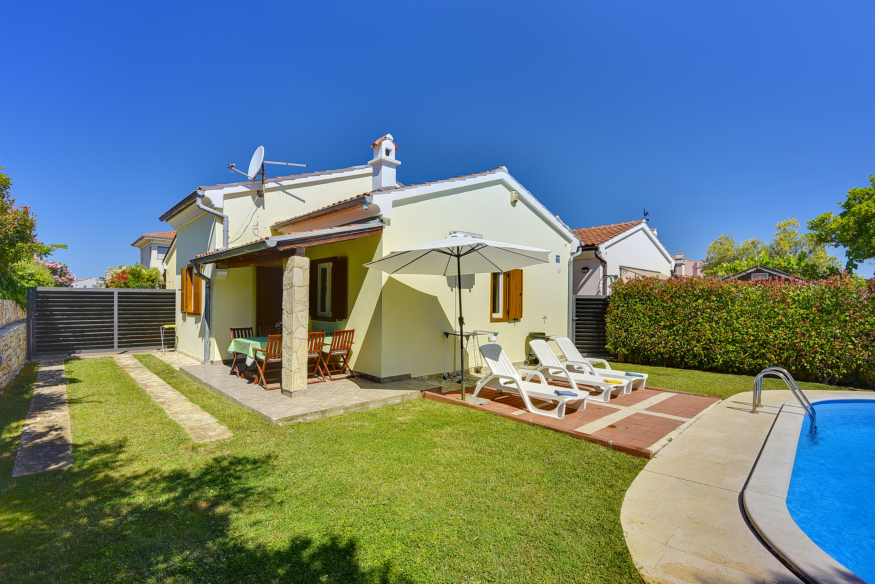 Ferienhaus mit Privatem Pool, Sonnenterrasse und Grill in Banjole