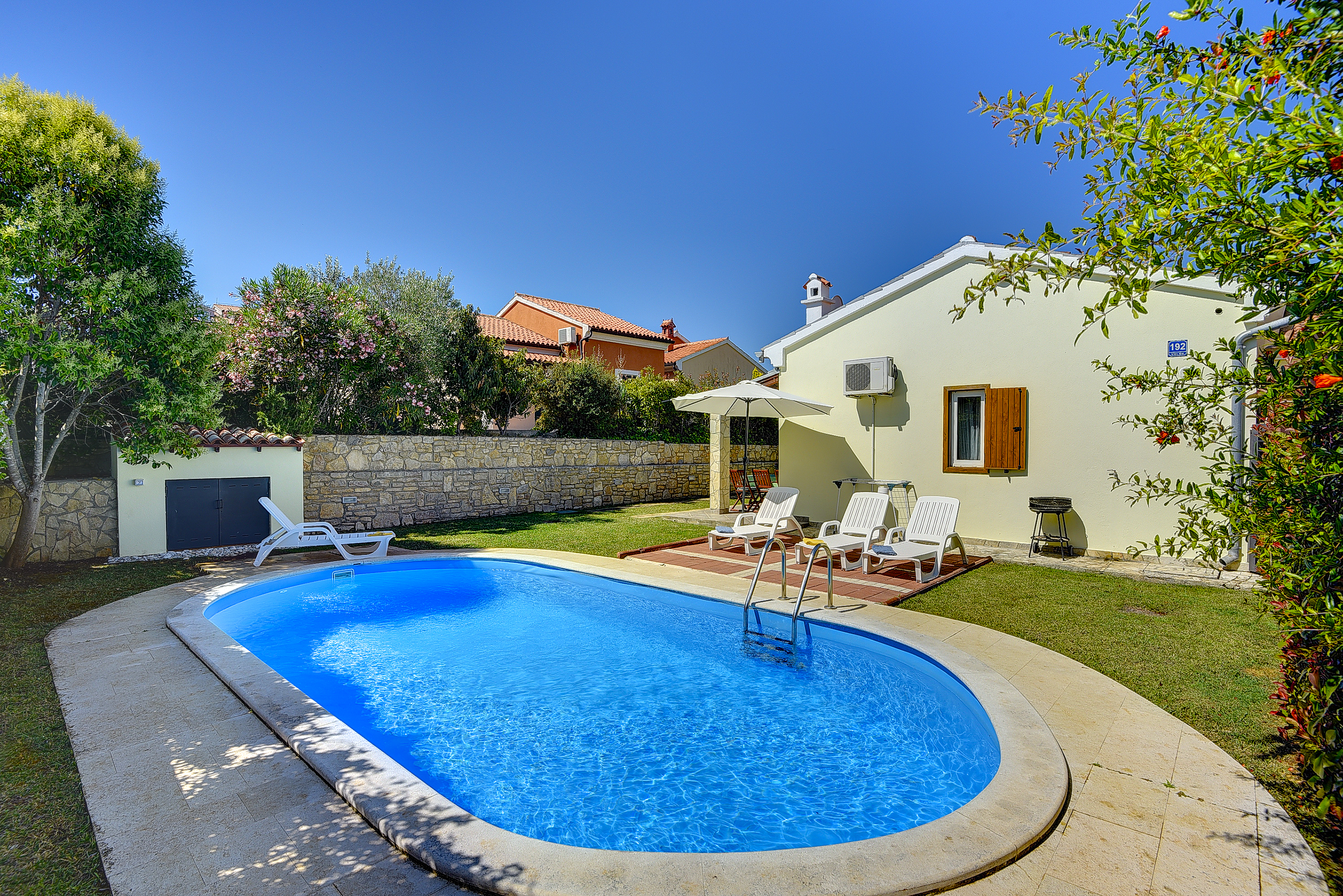 Ferienhaus mit Privatem Pool, Sonnenterrasse und Grill in Banjole