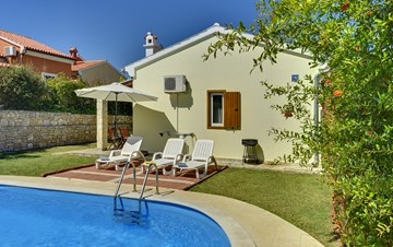 Ferienhaus mit Privatem Pool, Sonnenterrasse und Grill in Banjole