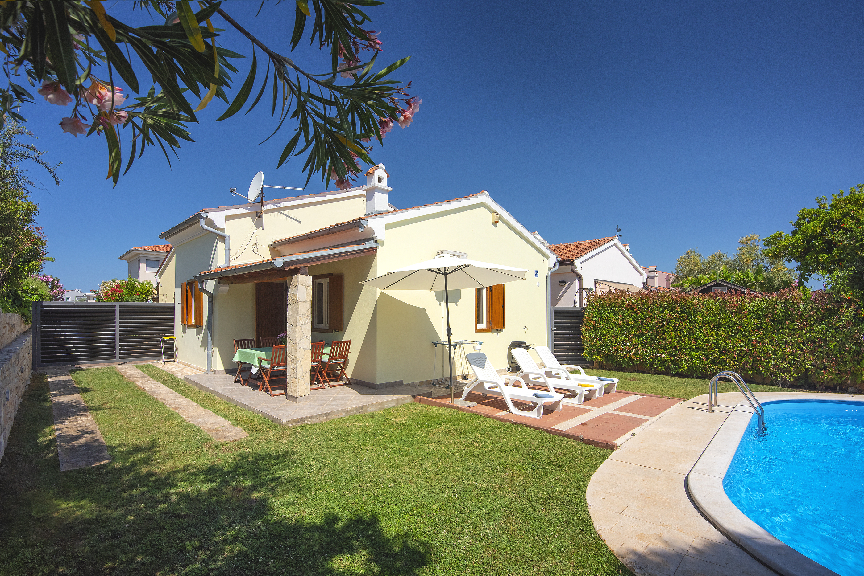 Ferienhaus mit Privatem Pool, Sonnenterrasse und Grill in Banjole