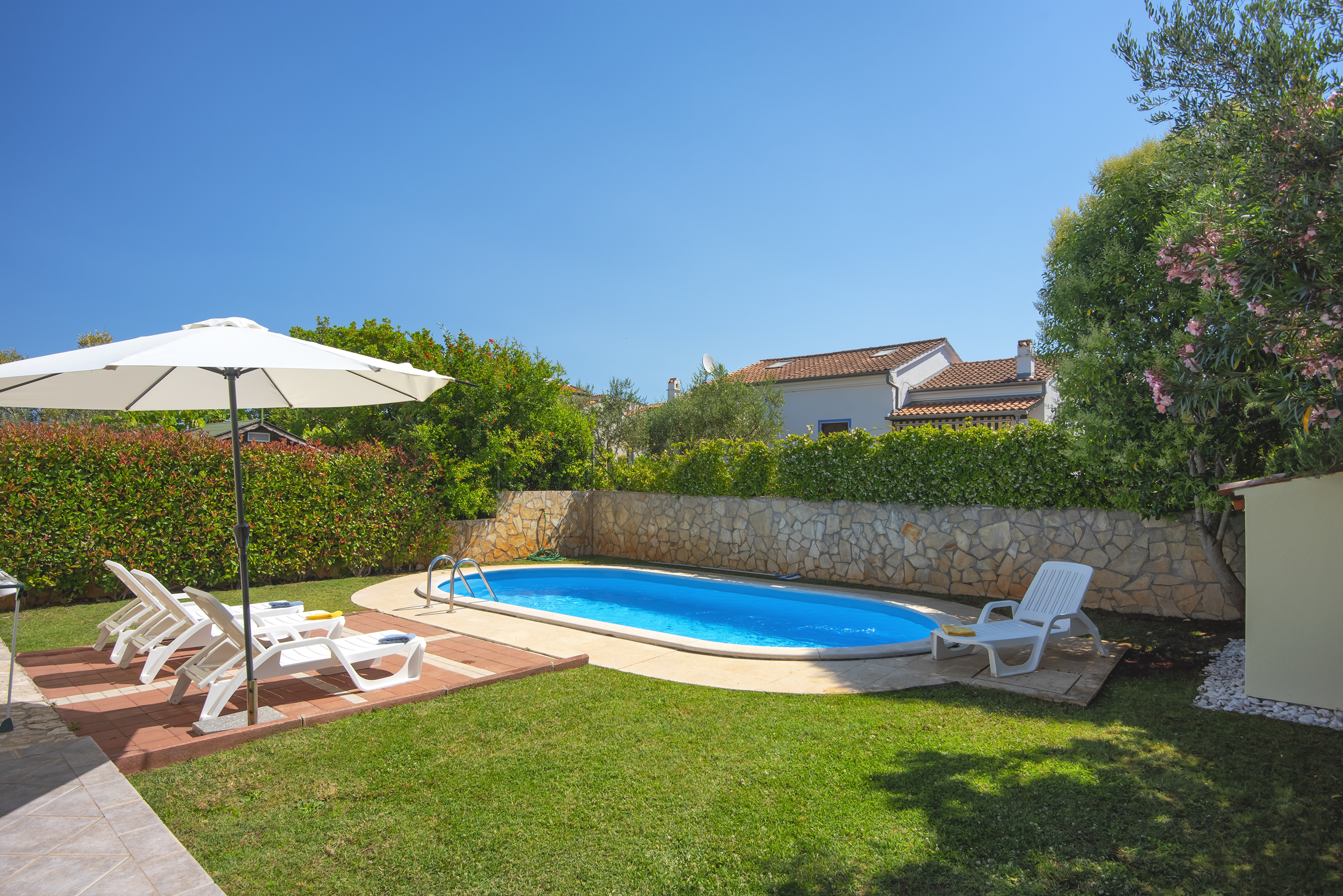 Ferienhaus mit Privatem Pool, Sonnenterrasse und Grill in Banjole