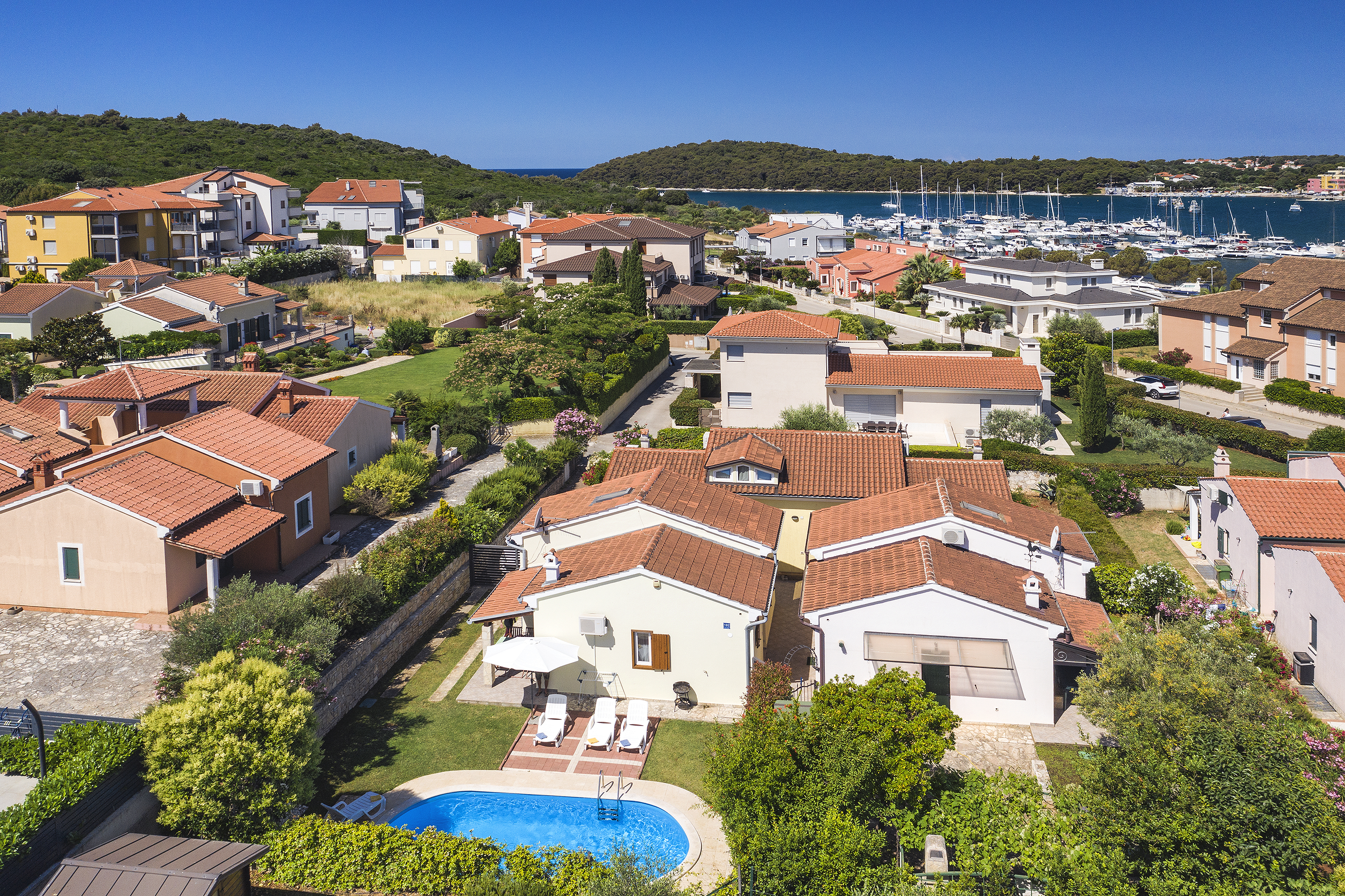 Ferienhaus mit Privatem Pool, Sonnenterrasse und Grill in Banjole