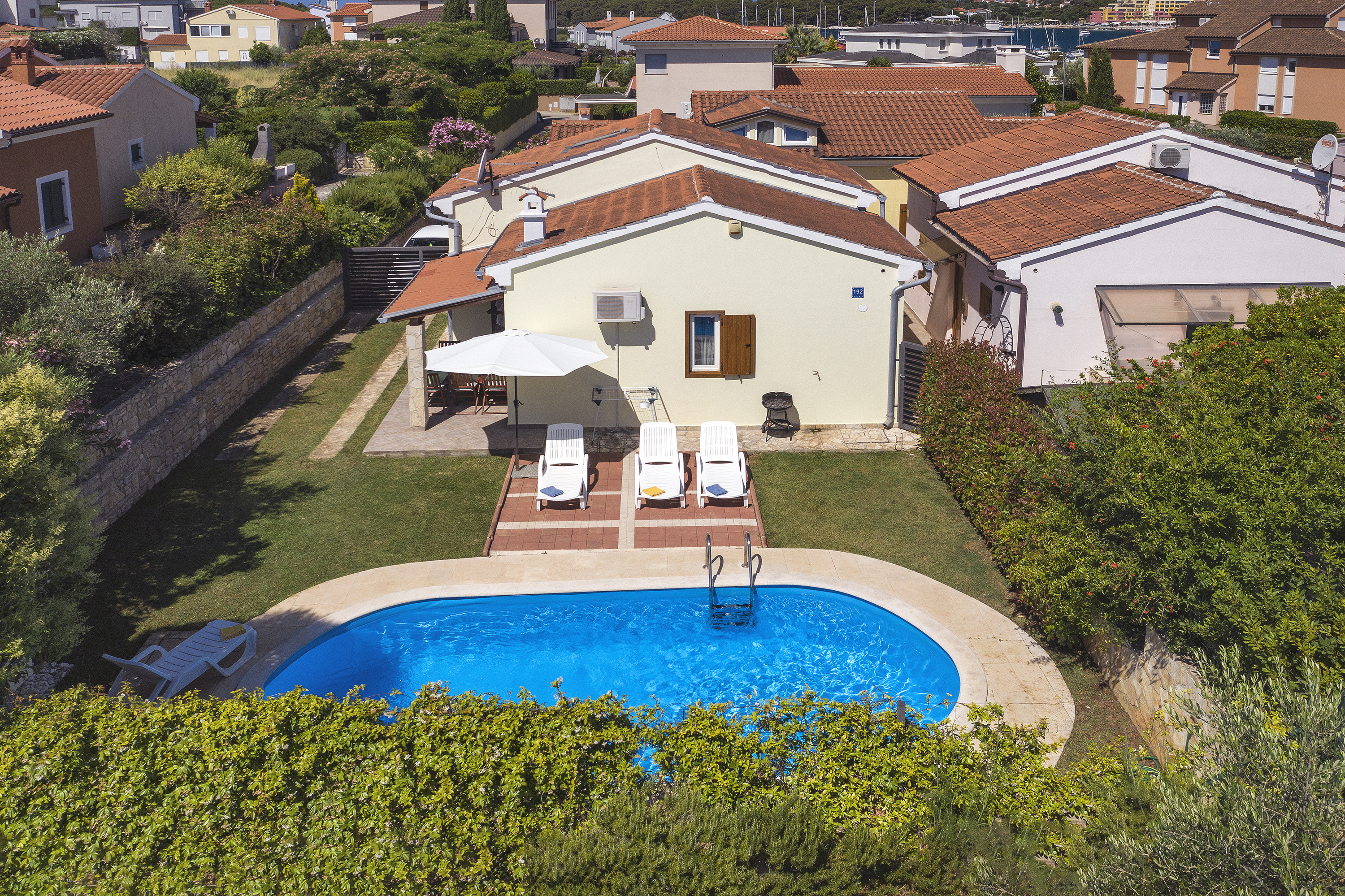 Ferienhaus mit Privatem Pool, Sonnenterrasse und Grill in Banjole