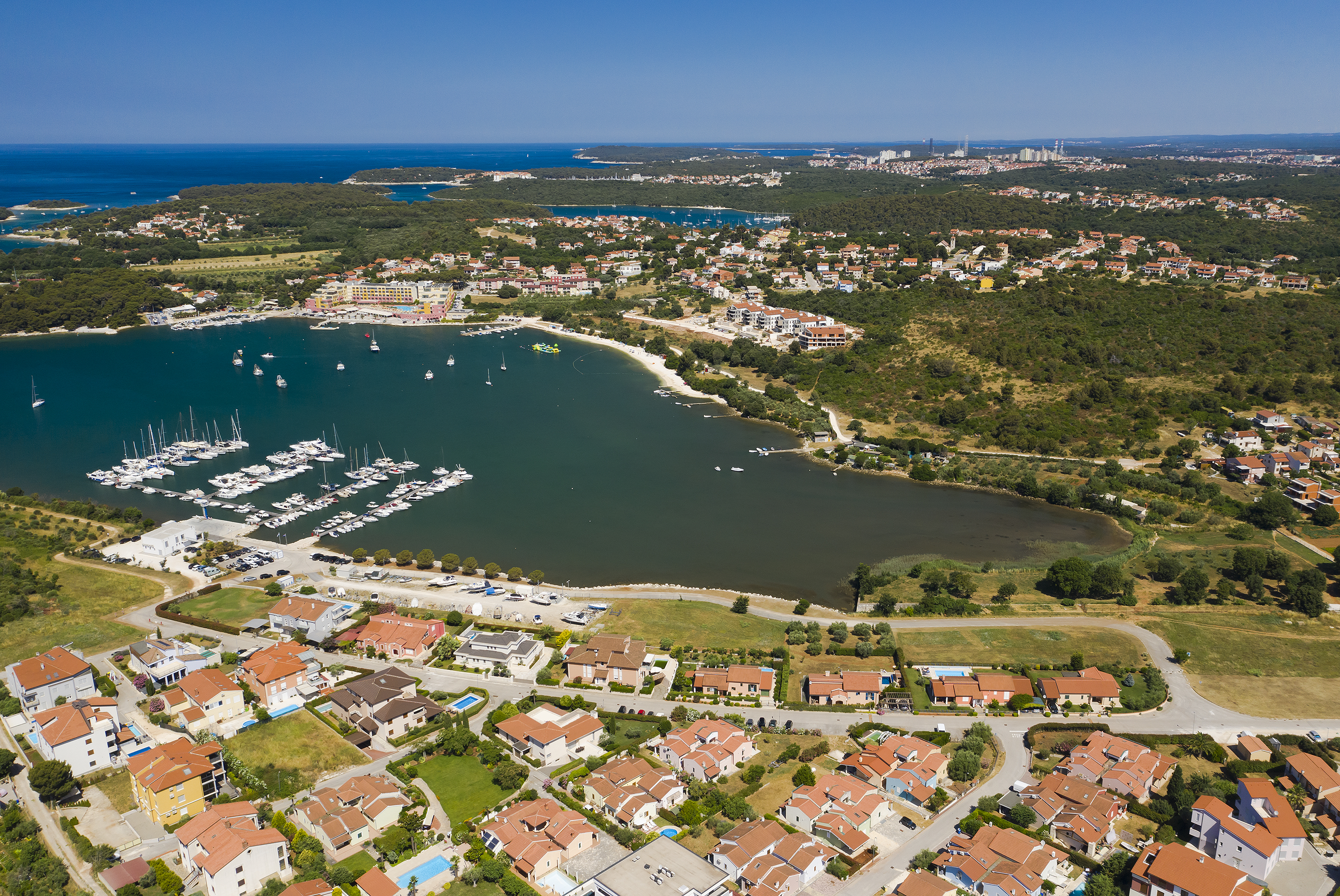 Ferienhaus mit Privatem Pool, Sonnenterrasse und Grill in Banjole