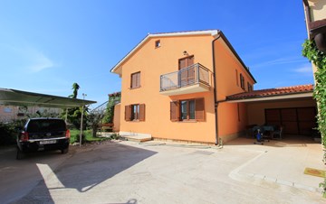 Schönes Familienhaus auf großem Grundstück mit Parkplatz, Fažana
