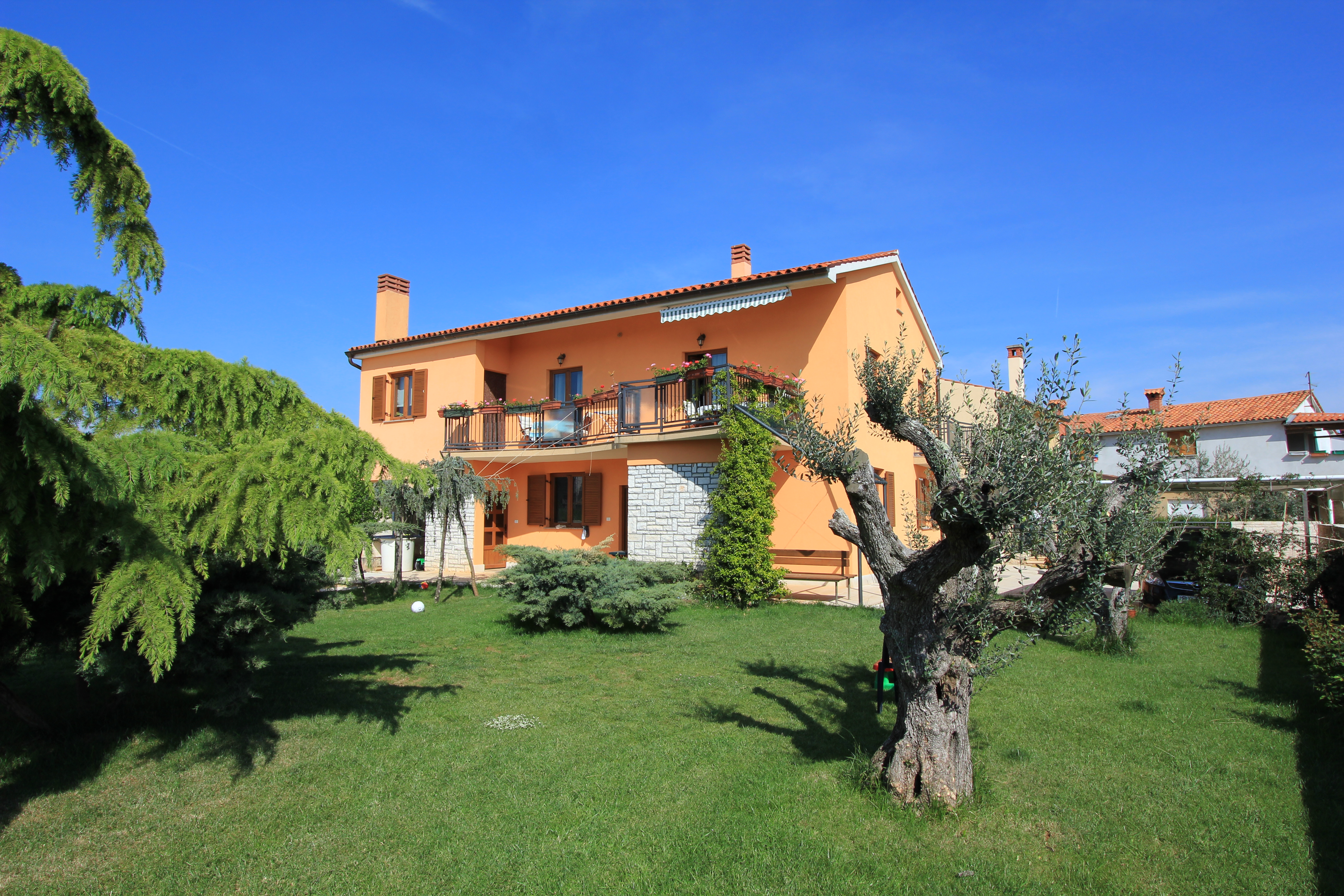 Adorabile casa familiare a Fažana, su vasta proprietà, parcheggio