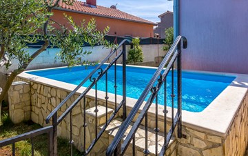 The two-storey villa with pool in Ližnjan, for 11 people, WiFi