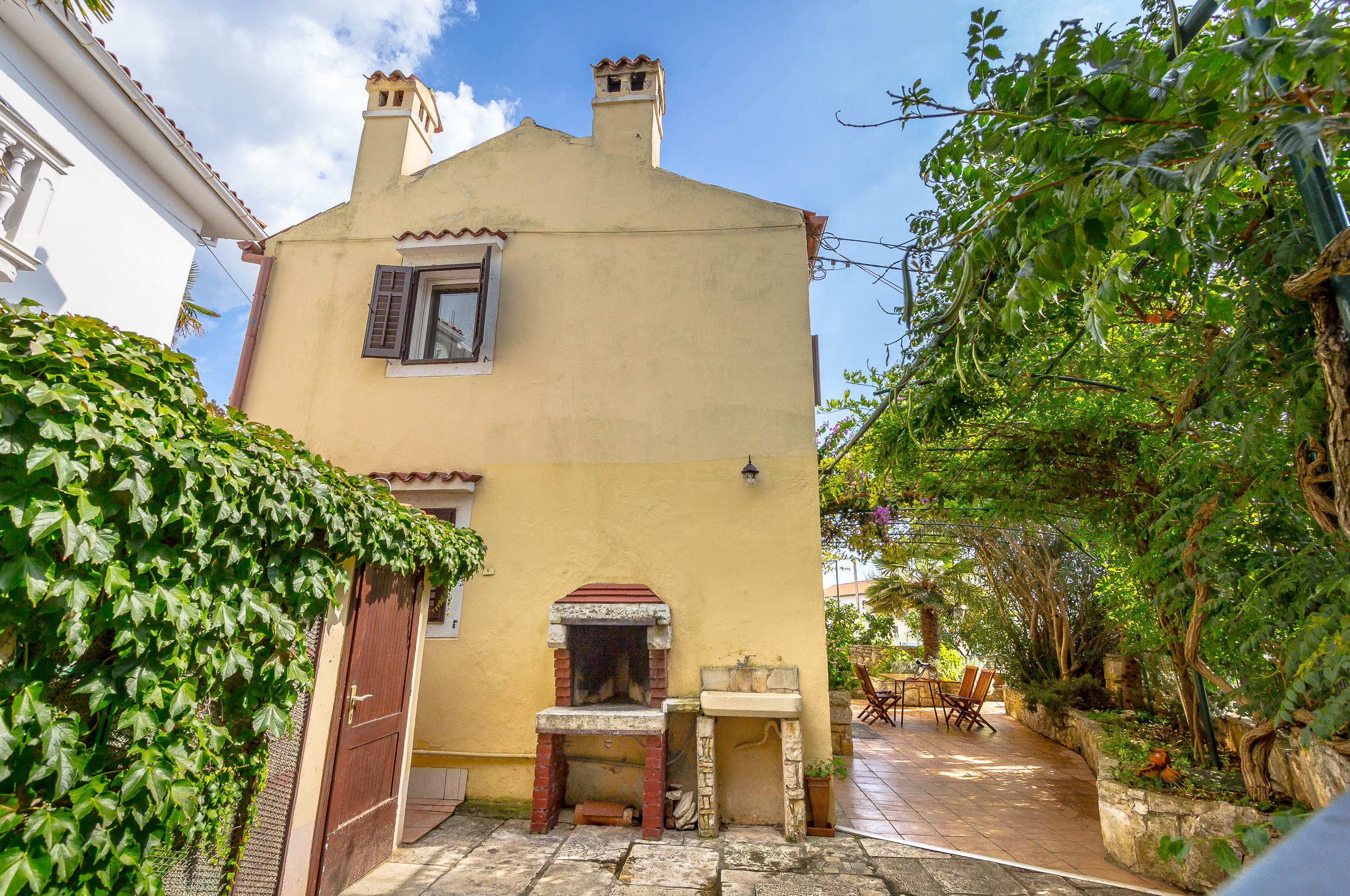 Casa su due piani a Medulin con giardino privato e barbecue