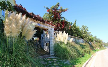 Piacevole casa vacanze a Medolino con dettagli in pietra e camino