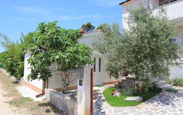 Carina casa vacanze a Medolino per 3 persone con un bel giardino