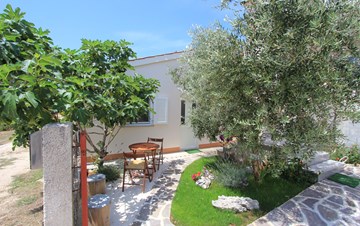 Carina casa vacanze a Medolino per 3 persone con un bel giardino