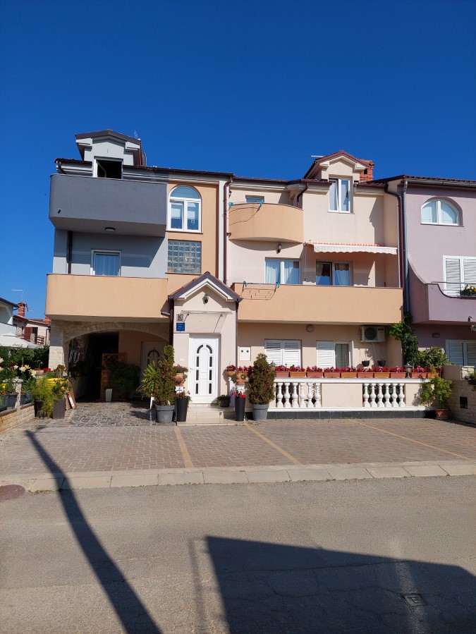 Private house in Medulin offers great accommodation with parking