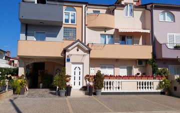 Private house in Medulin offers great accommodation with parking