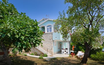 Lovely house on fenced property in Premantura, with parking place