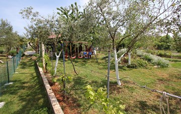 Little charming house surrounded by nature and fruit trees, WiFi