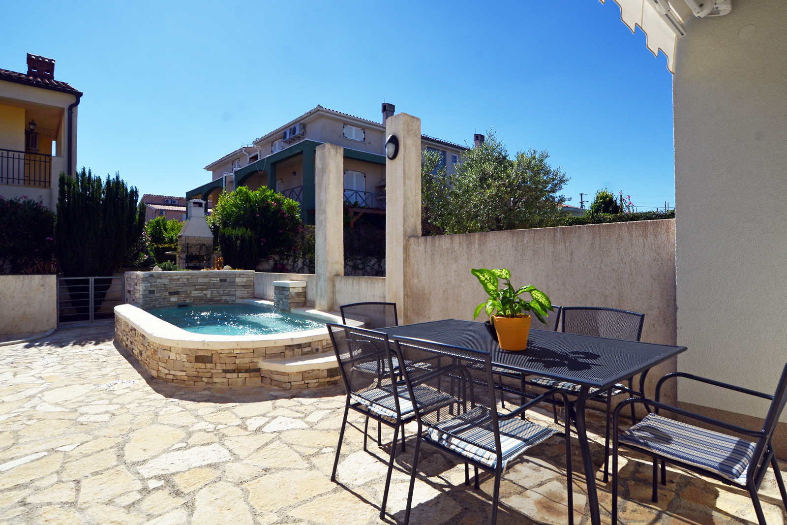 Villa on three floors with pool and covered terrace in Banjole