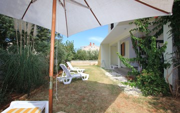 A detached house in Medulin with a garden offers accommodation