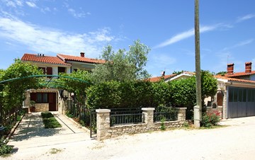 Kuća u Medulinu s predivnim vrtom i velikom zasjenjenom terasom