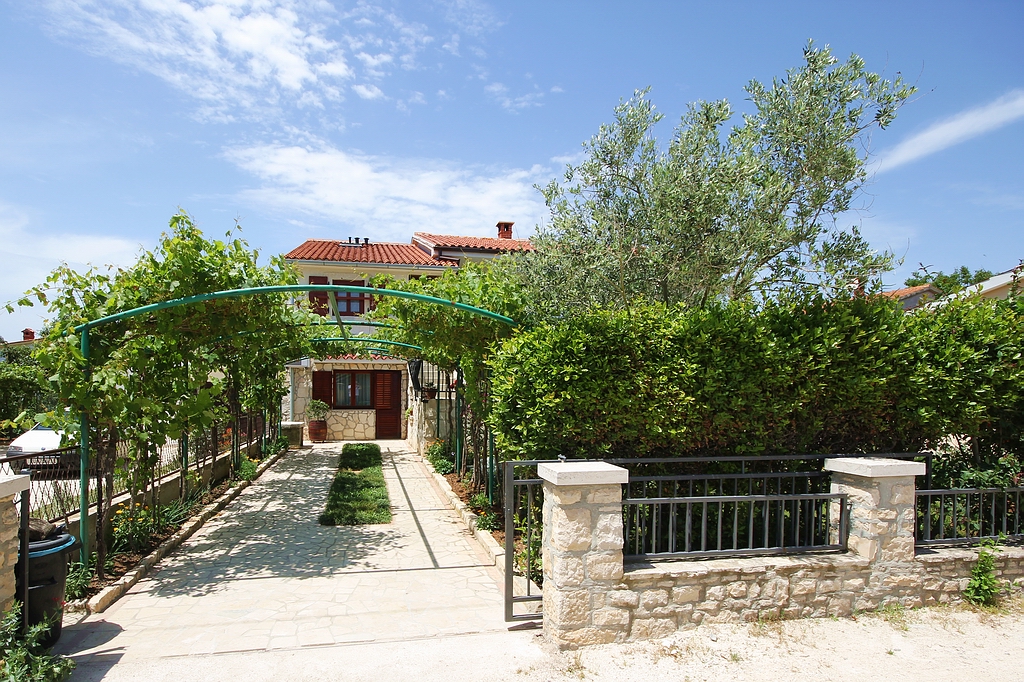 House in Medulin with stunning garden and big shaded terrace
