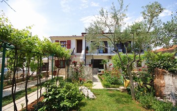 Kuća u Medulinu s predivnim vrtom i velikom zasjenjenom terasom