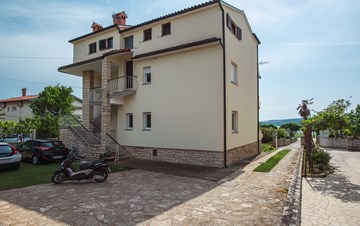 Family house in Medulin, offers accommodation near the harbour