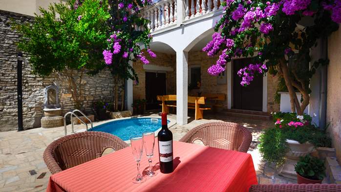 The family house in Medulin offers accommodation with shared pool, 17