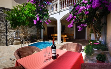 The family house in Medulin offers accommodation with shared pool