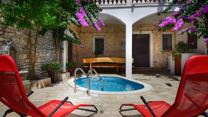 The family house in Medulin offers accommodation with shared pool, 15