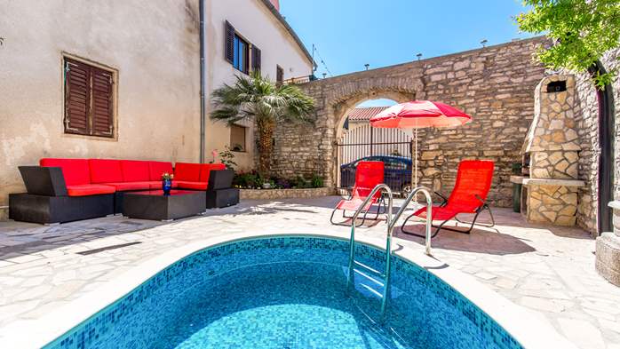 The family house in Medulin offers accommodation with shared pool, 22