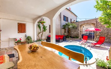 The family house in Medulin offers accommodation with shared pool
