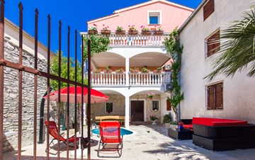 La casa a Medolino offre appartamenti con piscina comune