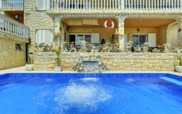 Apartments with heated pool, close to the beach, for adults