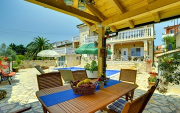 Apartments with heated pool, close to the beach, for adults