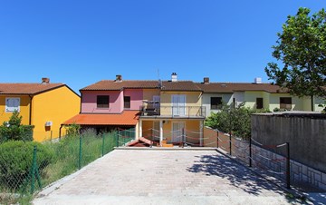 Villetta a schiera a Premantura presenta appartamenti moderni
