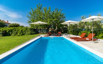 Attraktive Villa mit privatem Pool und Sonnenterrasse in Pula